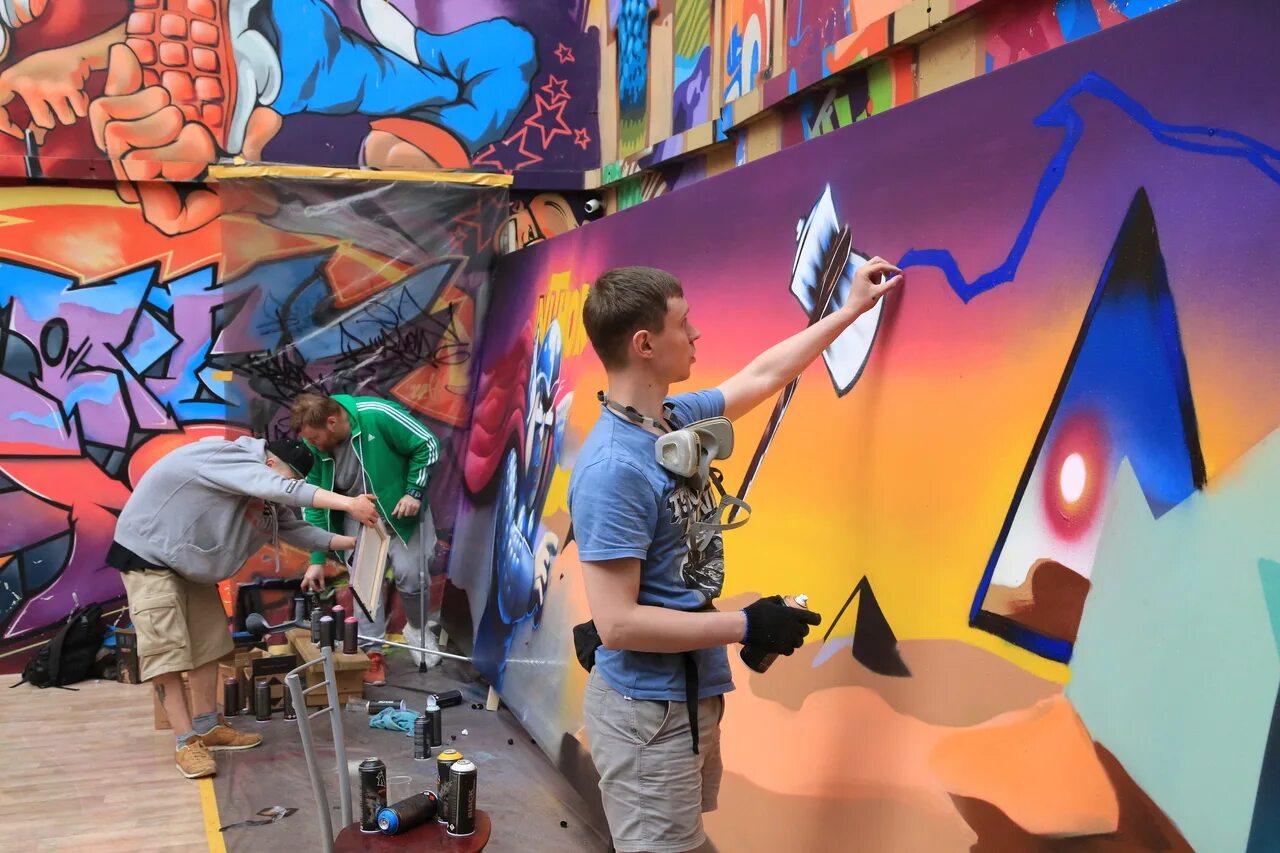 Изрисованный граффити холм. Граффити на пластике. Скетч батл граффити. Баттл по граффити?. Скетч батл граффити.