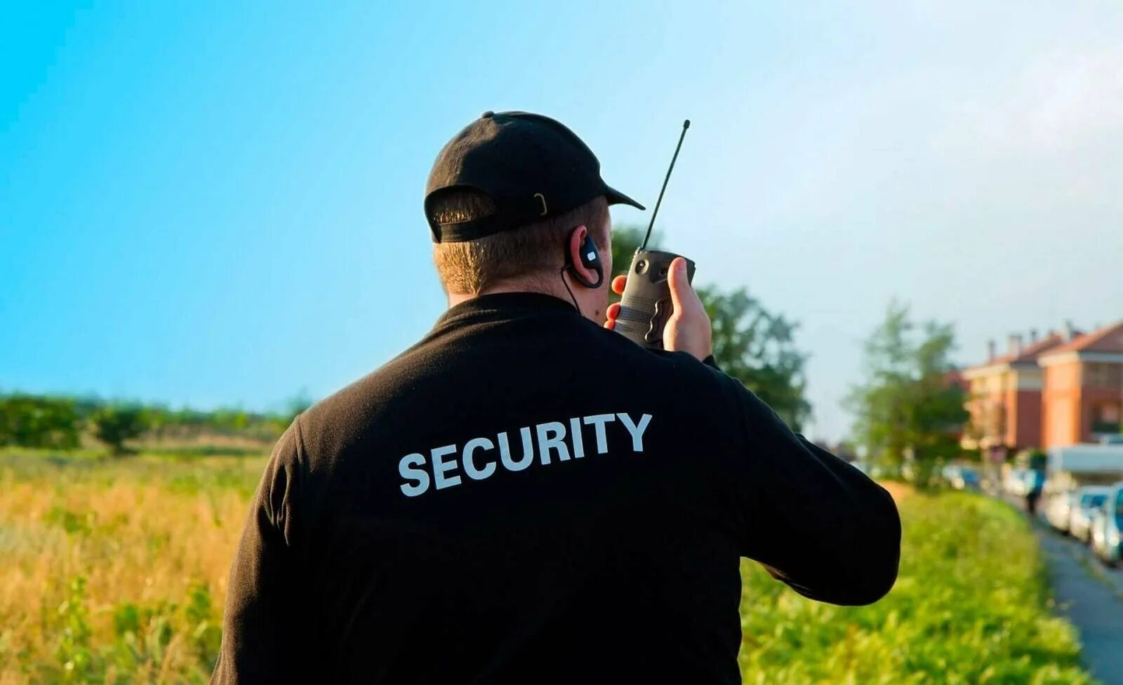 Под защитой бога. Уголок охранника поста. Круглосуточная охрана любви. Охрана надпись. Охрана со спины.