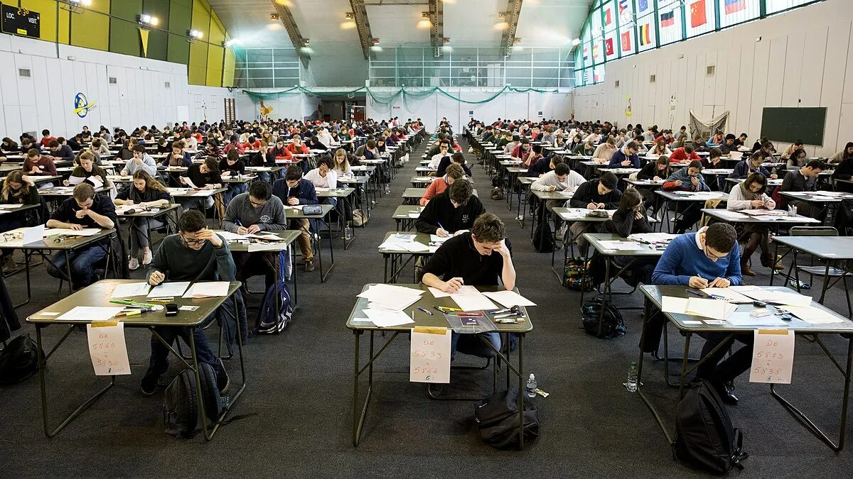 British exams. Экзамены в американских школах. Экзамены в британских школах. Выпускные экзамены в США. Выпускной экзамен в вузе.