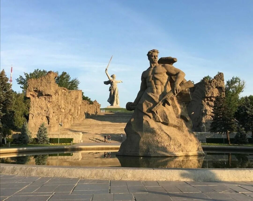 Известный памятник в волгограде. Мамаев Курган Волгоград. Мамаев Курган Сталинград Волгоград. Мемориальный комплекс Мамаев Курган. Мамаев Курган Сталинградская битва.