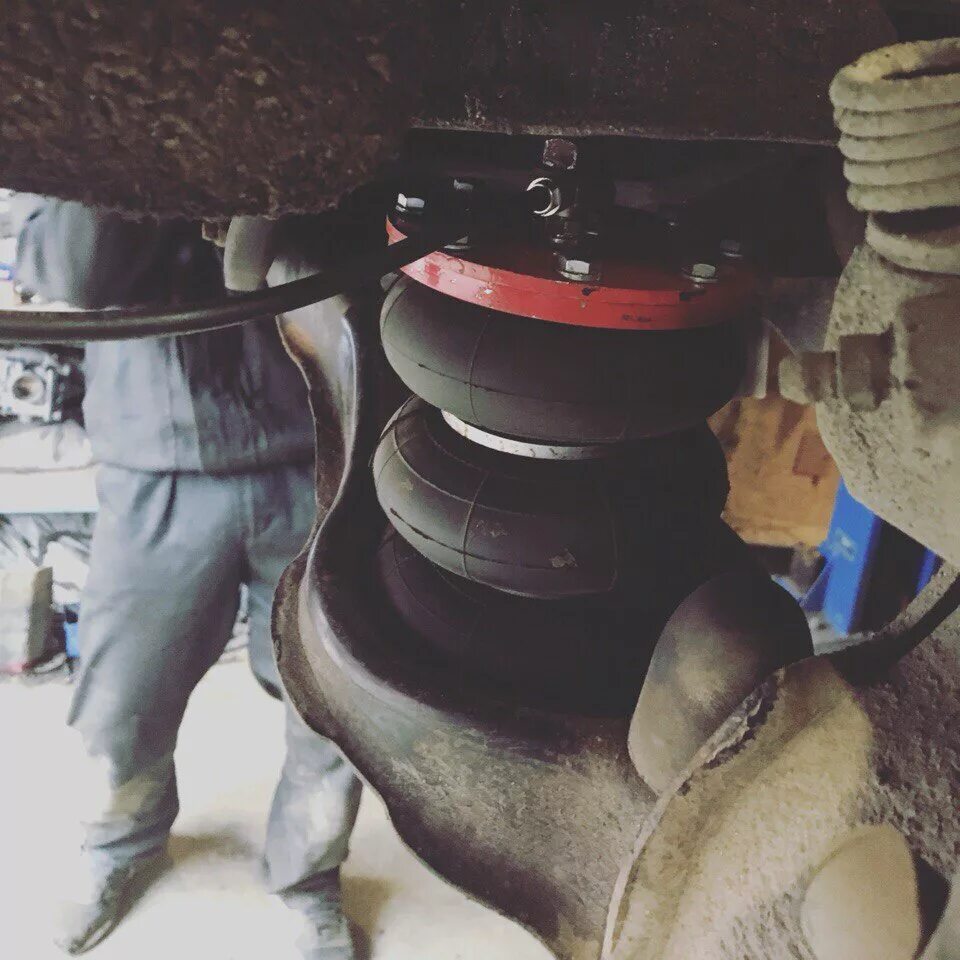 2. Пневма на форд фокус 2. Пневматическая подвеска на форд фокус 2. Передняя пневмоподвеска форд транзит 2014. Пневма на форд.