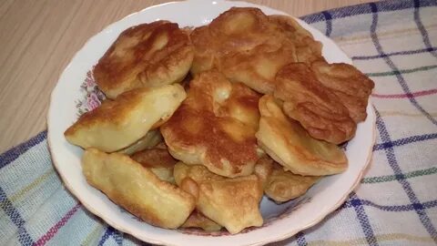 Яблоки в тесте на сковороде