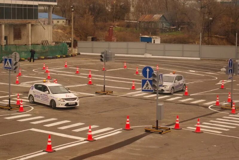 Как сдать вождения в гаи с первого. Экзамен в ГИБДД вождение автодром. Экзамен ГИБДД ГАИ площадка теория город. Площадка ГИБДД Казань 2022. Площадка на экзамене в ГИБДД 2022.