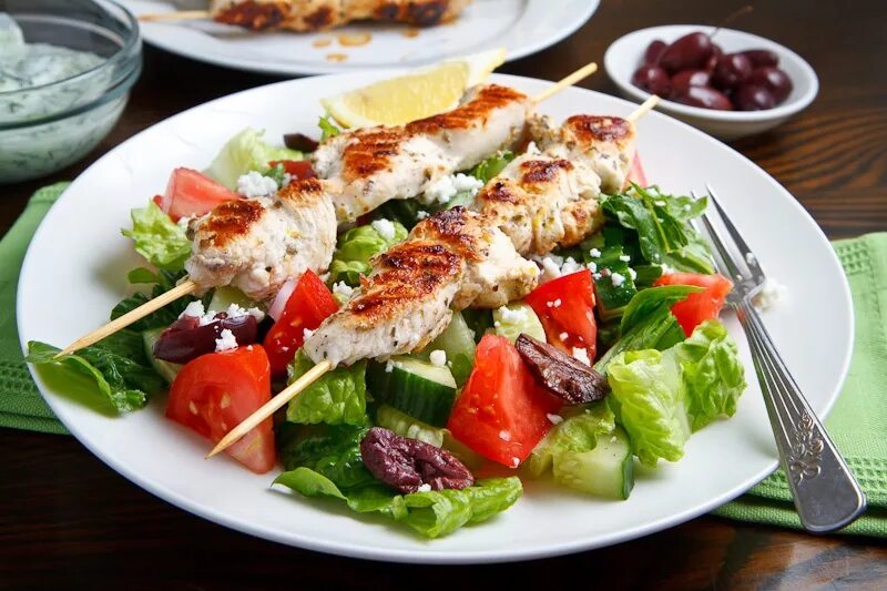 Салат из огурцов под куриный шашлычок кухня. Салат к шашлыку. гарнир к шашлыку. овощной салат к шашлыку. салат под шашлык на праздничный стол.
