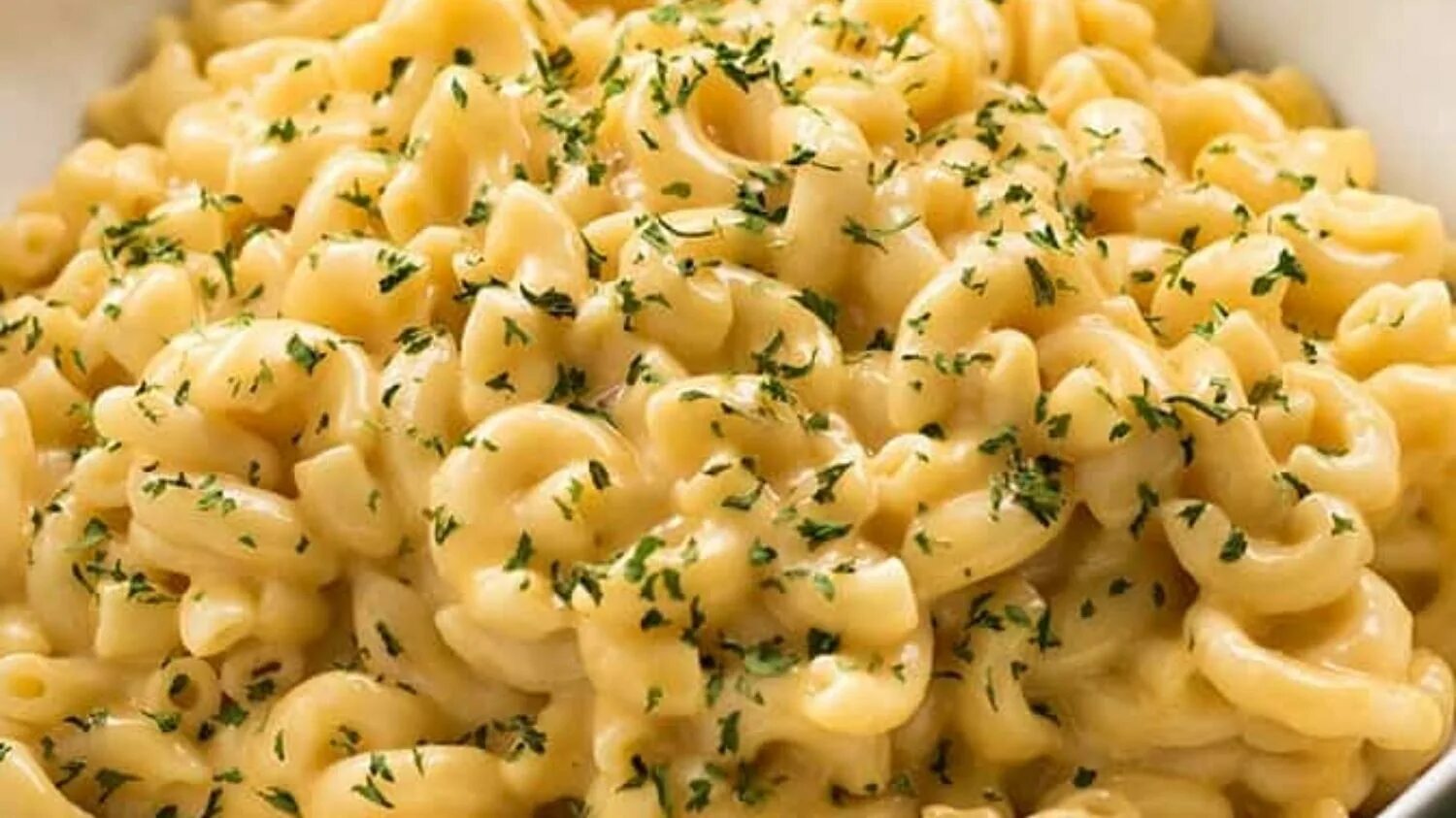 Спагетти с соусом карри. Паста с чесноком. Макароны с сыром и чесноком. Фетучини алио олио. Спагетти с соусом и сыром.