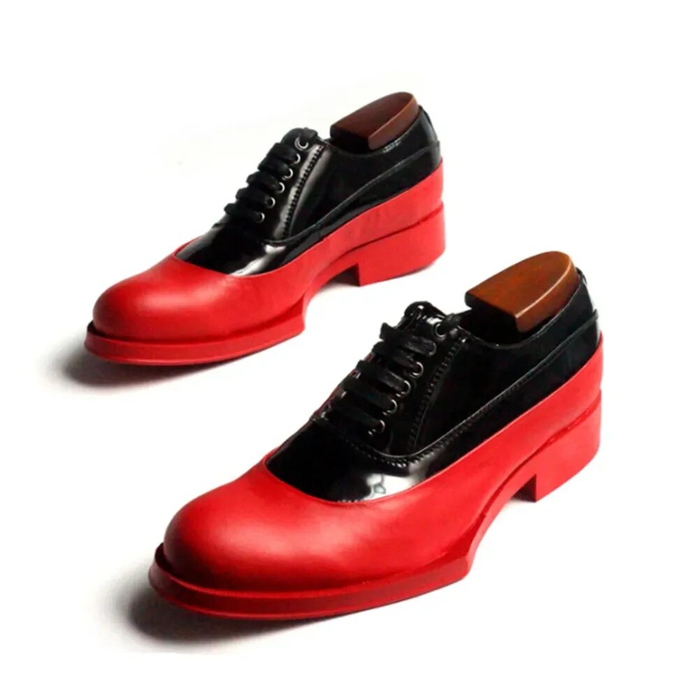 Красные туфли мужские. Лабутены мужские. Мужские туфли с красной подошвой. Красные лакированные туфли мужские.