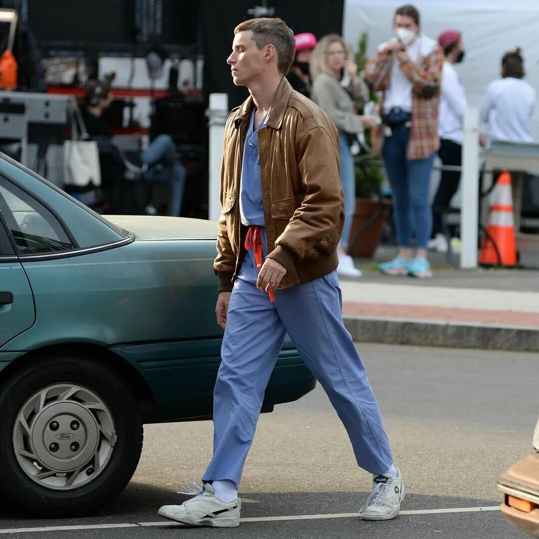 врач мужчина. добрый медбрат постер. джессика бартлетт 2022. эдди редмэйн 2022. хороший медбрат.