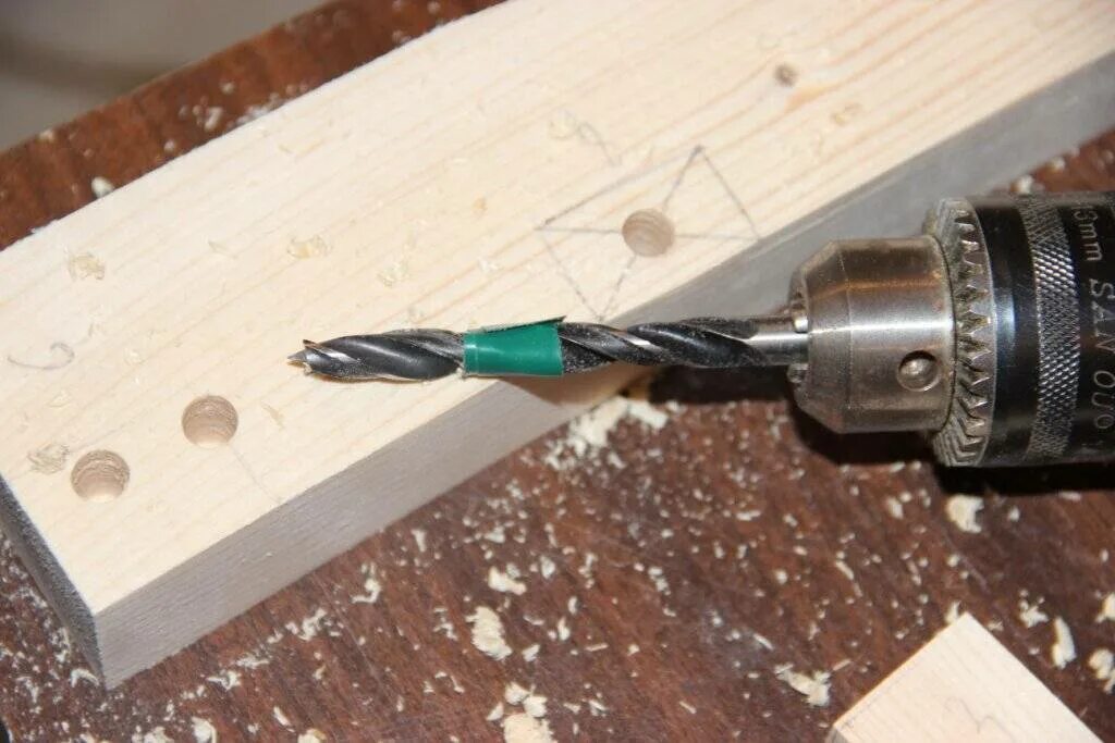 Сверление отверстий на сверлильном станке. Надо просверлить. Описать процесс сверления отверстий электродрелью. Дрель ударная makita dhp483z. Ограничитель глубины сверления на сверло 1мм.