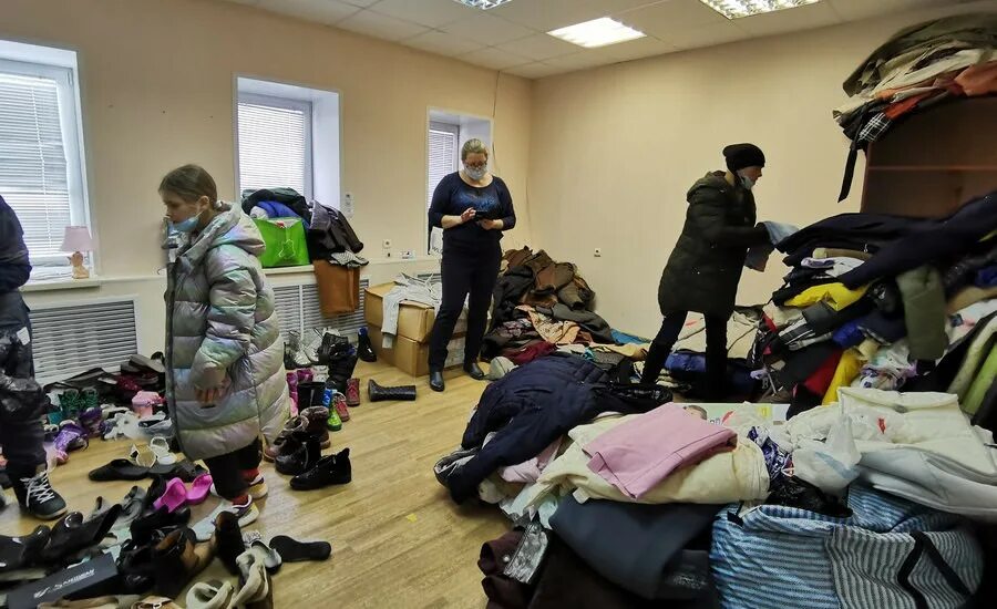 Одежда для беженцев. Помощь беженцам из донбасса в калуге. Пункт сбора вещей для беженцев. Пункты приёма вещей для беженцев с украины в белгороде. Куда отдать вещи для беженцев.