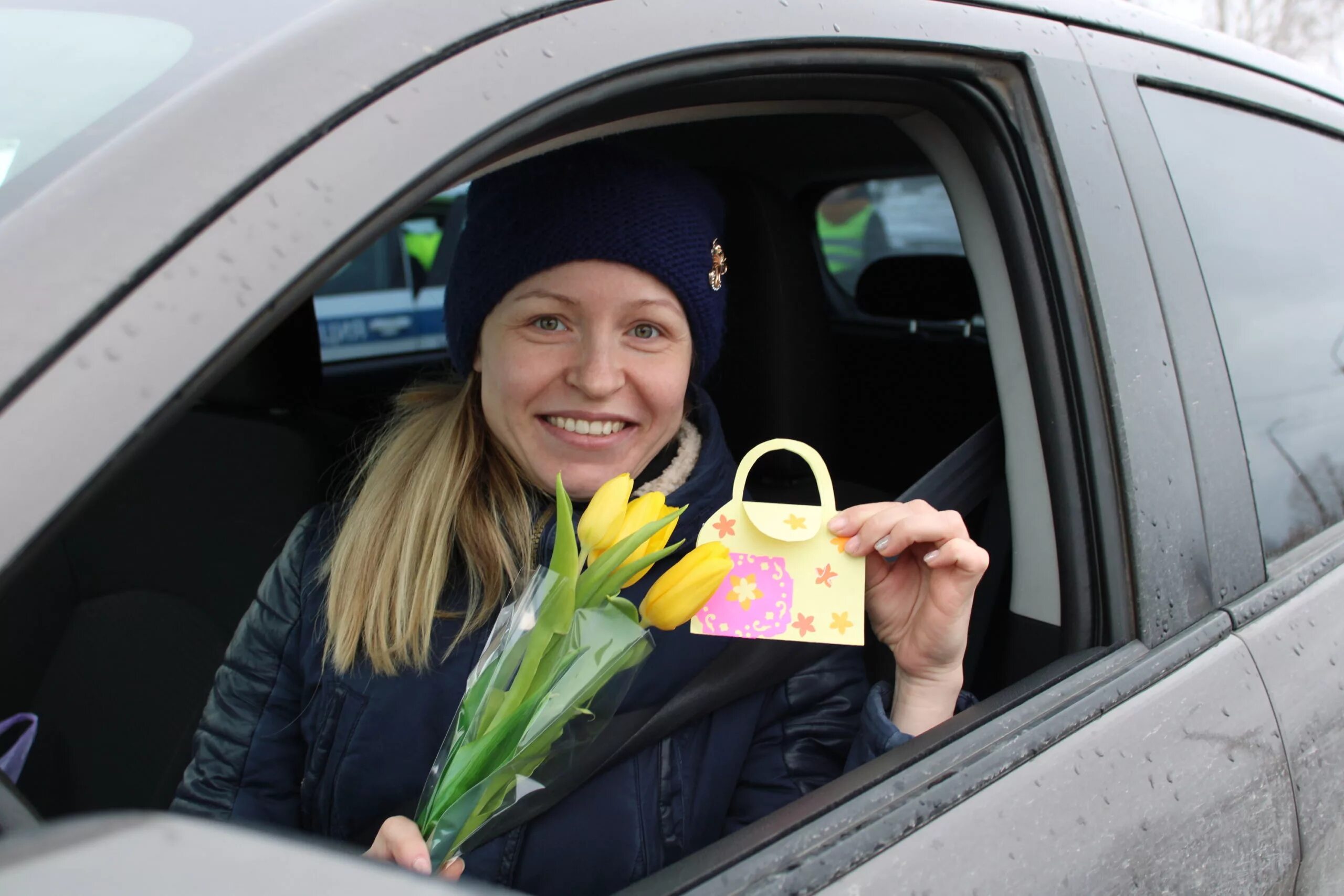 Подарок для автомобилиста женщины. Цветы для автоледи. Глухонемая таксистка дмитров