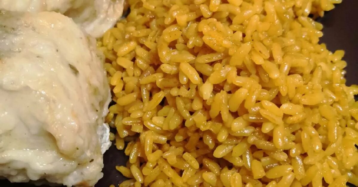 Рис как гарнир как приготовить к курице. Вкусный рис на гарнир к курице. жареный рис на гарнир. крупный план гарнир рис. рис вкусно приготовить на гарнир.