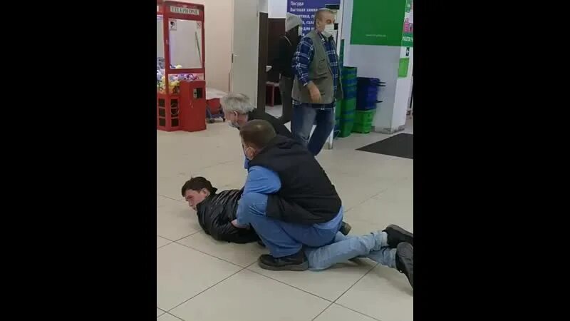 Напроситься в гости. Нарваться картинки. Парень нарывается. Парень в баре. Ты нарываешься мем.