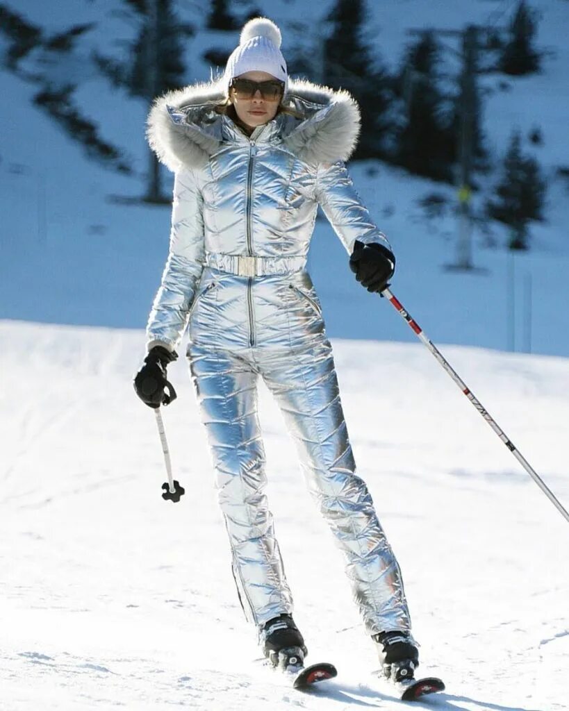 Горнолыжный костюм какой. Комбинезон серебряный горнолыжный Одри. Канадская горнолыжница Элисон. Комбинезон богнер женский горнолыжный. Горнолыжный костюм Одри ски.