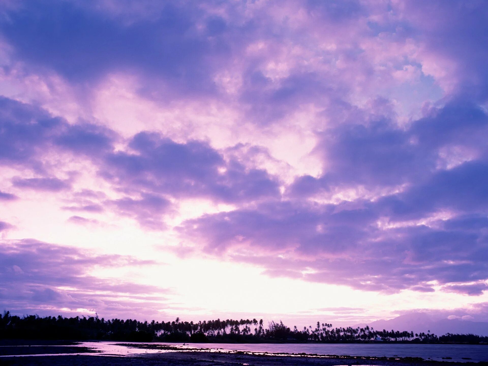 Сирени облаков. Фиолетовое небо. Фиолетовое облако. Лиловые облака. Красивые облака.