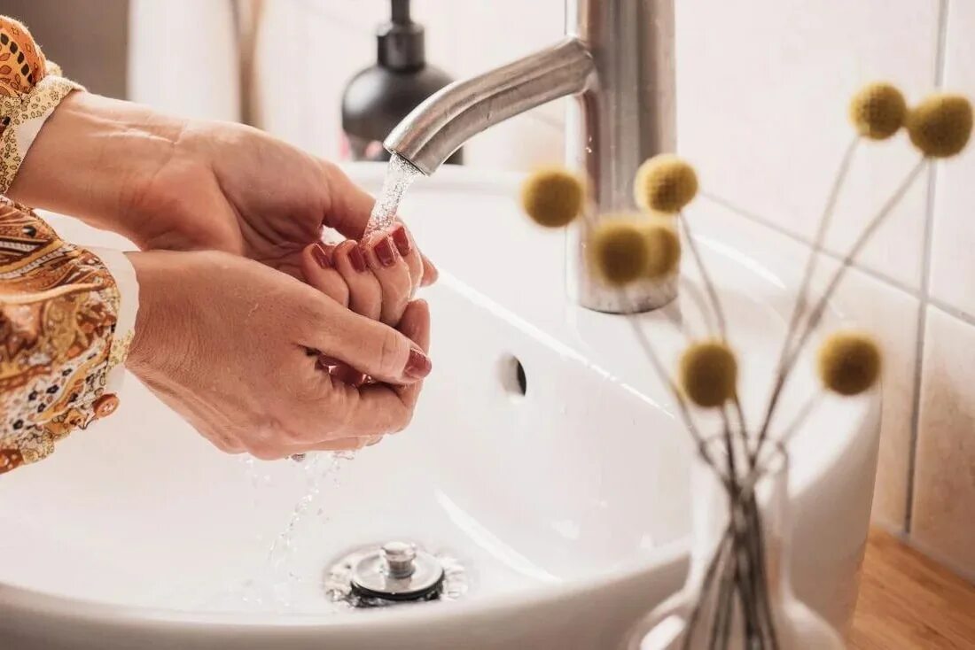 Мытье. Мытье рук. Личная гигиена мытье рук. Девушка моет руки. Гигиена Эстетика.