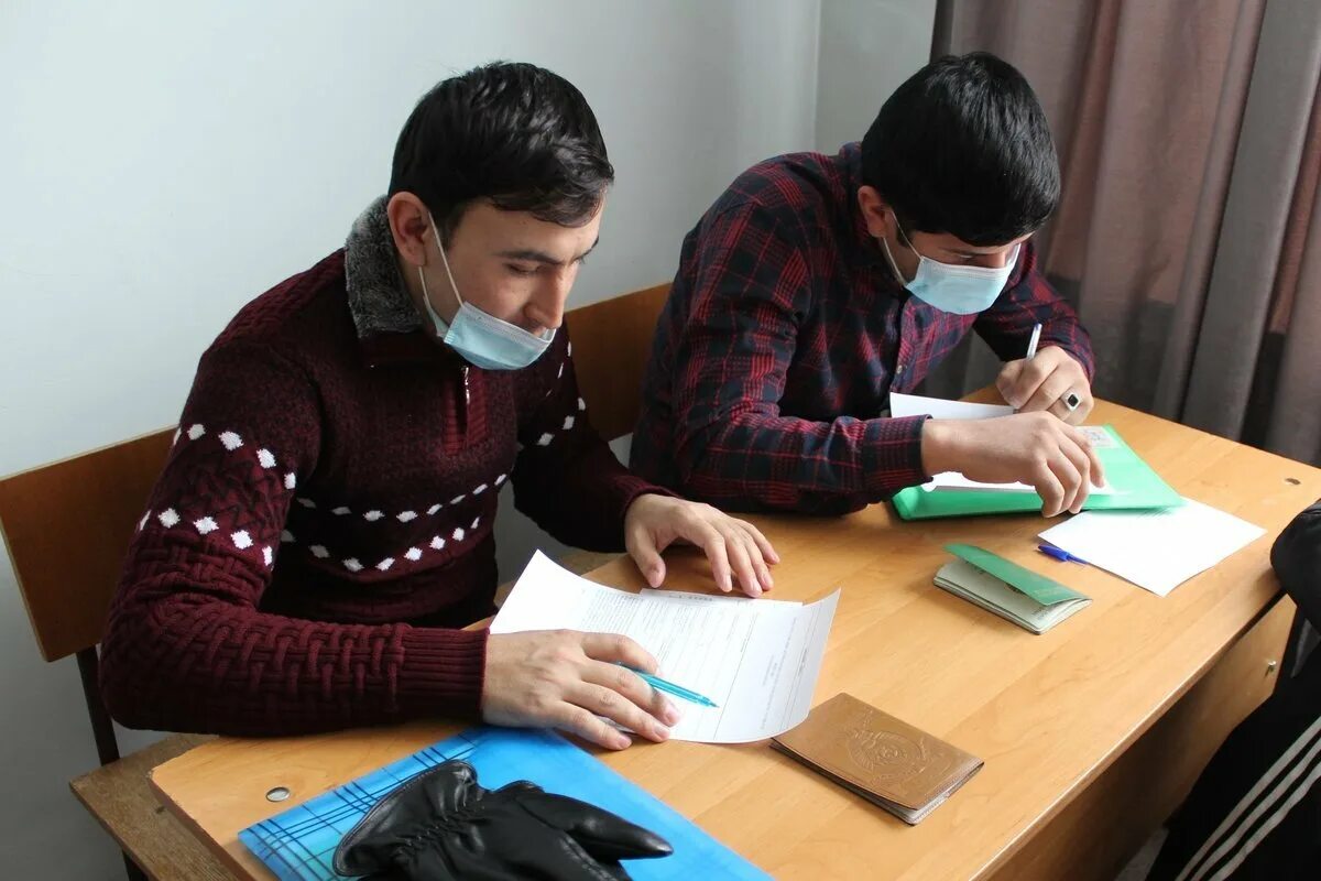 Тест для мигрантов по русскому языку. Тестирование мигрантов. Экзамен для мигрантов. Мигранты сдают экзамен.