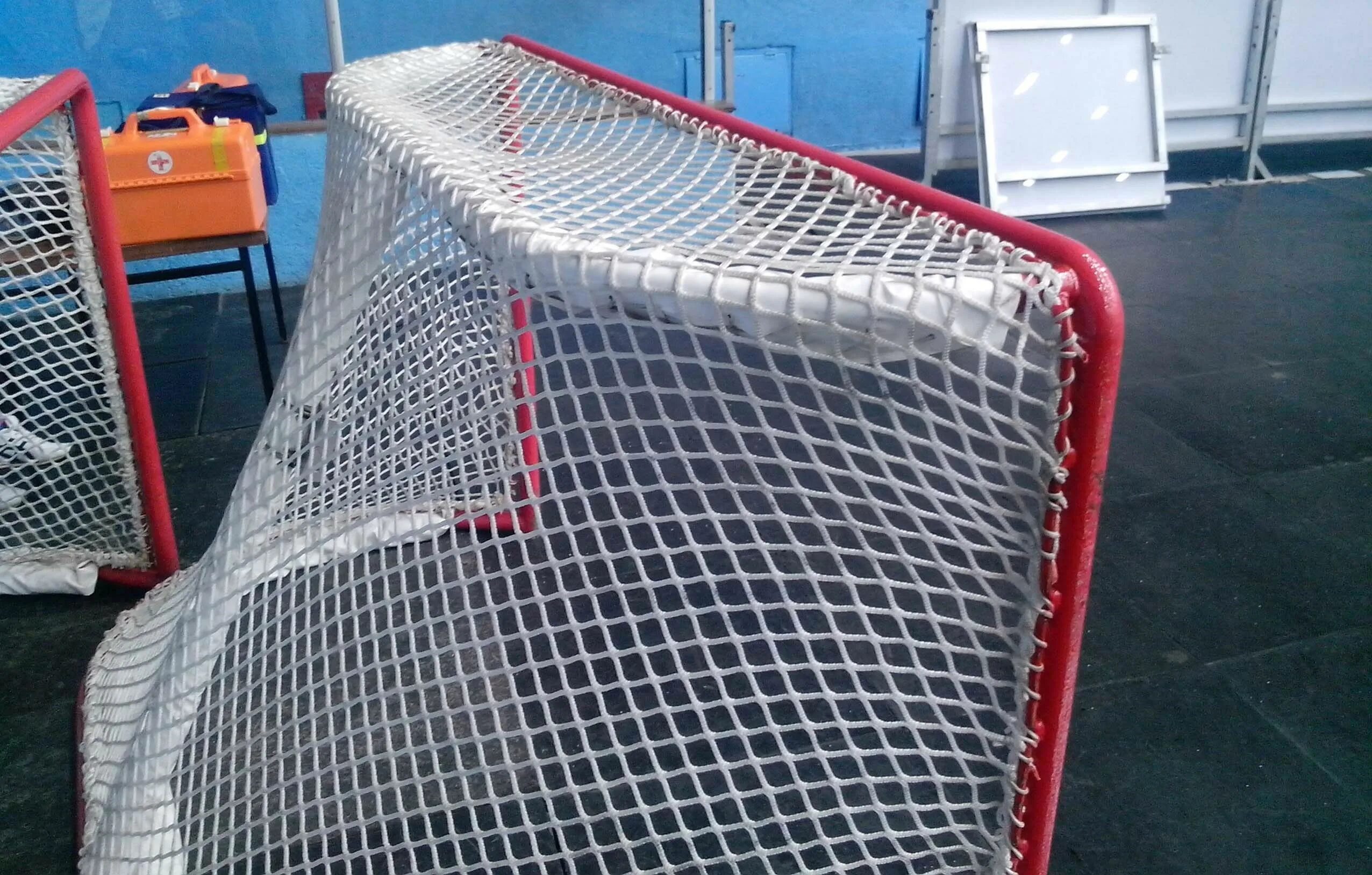 Ворота хоккейные с сеткой 1,83 mad guy. Ворота хоккейные разборные ccm 72. Canadian hockey goal ворота. Сетка за хоккейными воротами. Сетка хоккей.