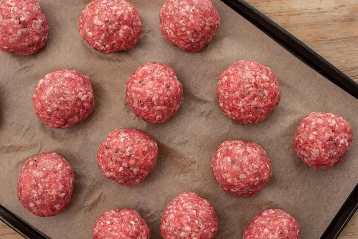 Тефтели из фарша. Фарш чтобы фрикадельки не развалились. Приготовление тефтелей пошагово. Фрикадельки по другому. Диаметр тефтелей.