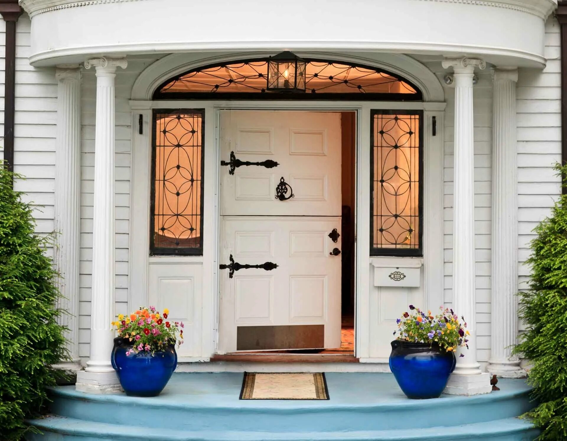 Входная дверь американский дом. Входные двери в загородный дом. Двойная дверь входная. Входные двери в американском стиле. Входная дверь в частный дом.