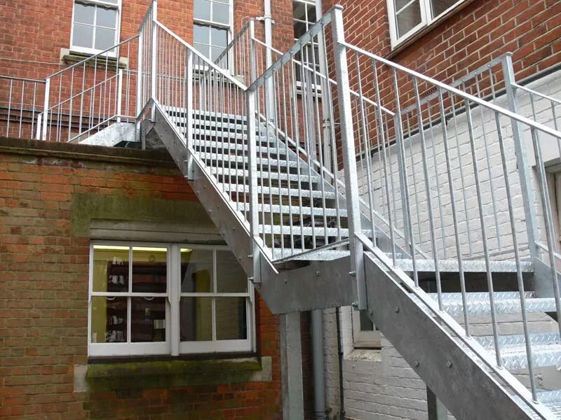 Пожарная лестница наружная 80. Лестница пожарная 53254. Лестница наружная эвакуационная 3-го типа. Пожарная лестница наружная п2. Наружная пожарная лестница типа п2.