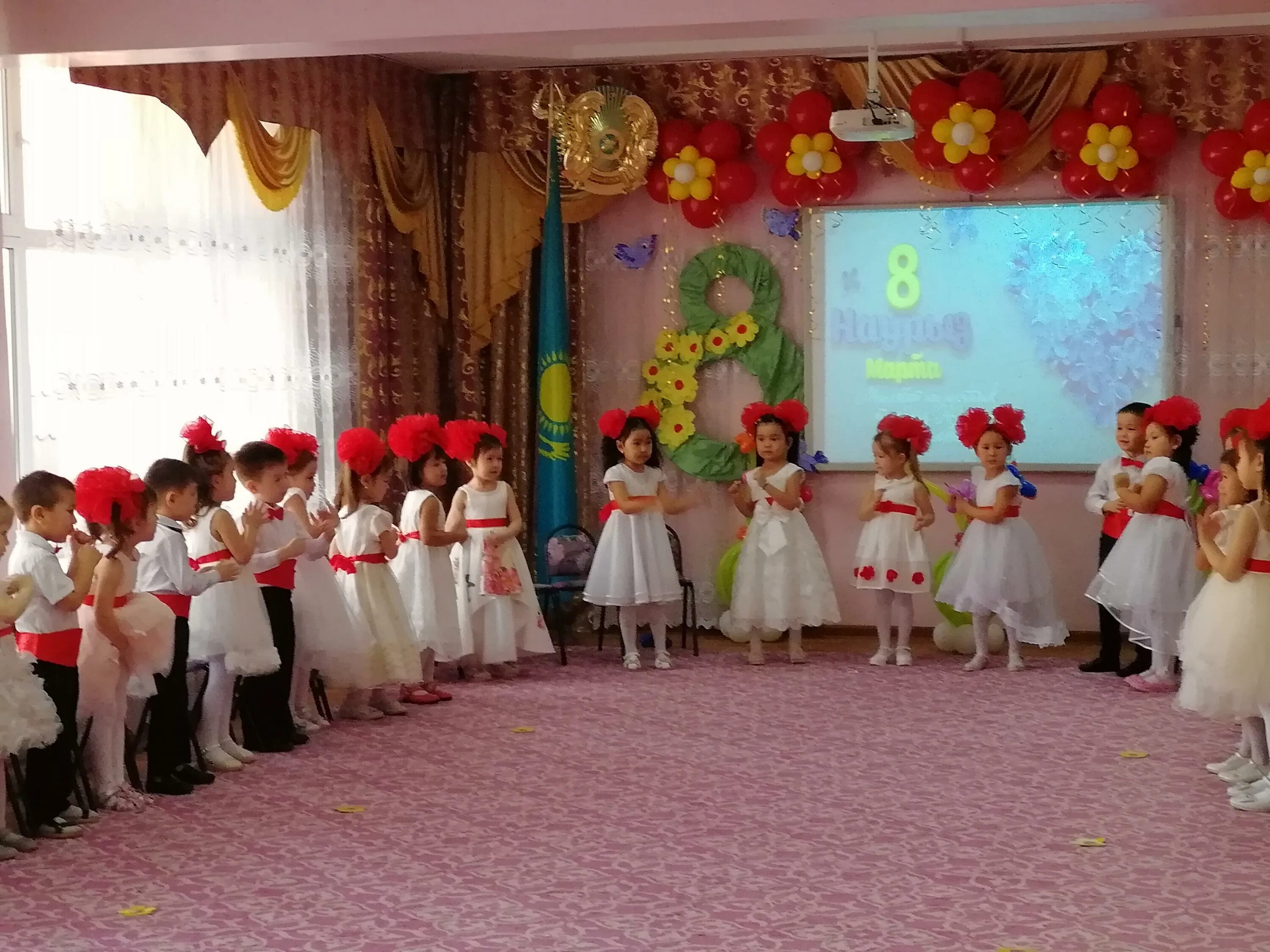 Оформление на наурыз в детском саду музыкальный зал. 8 наурыз сценарий балабақша. 8 наурыз оформление. Оформление на наурыз. Оформление на наурыз.