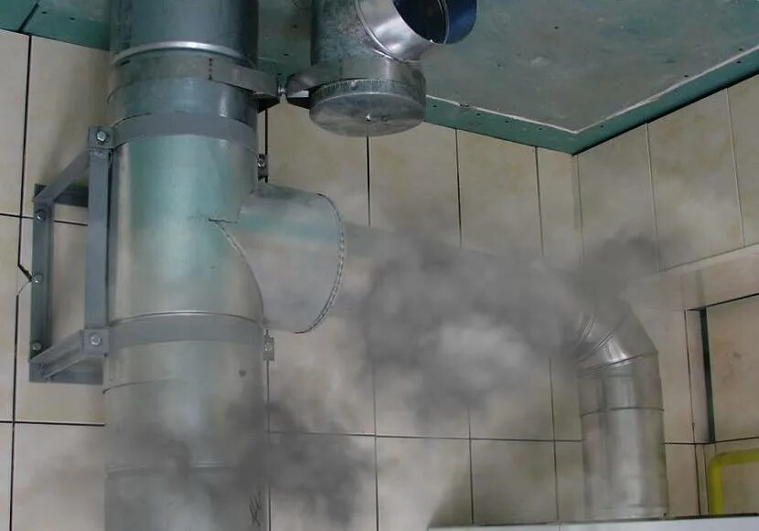 Котел лемакс вытяжка вентиляция. Вентиляционный канал для газового котла в частном доме. Ветн канал для газовой колонки. Вытяжка над газовым котлом. Вентиляция для газового котла в частном доме.