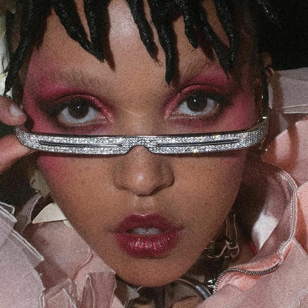 Fka twigs two weeks. Fka twigs макияж. fka twigs грим. очки fka. noel gallagher fka twigs.