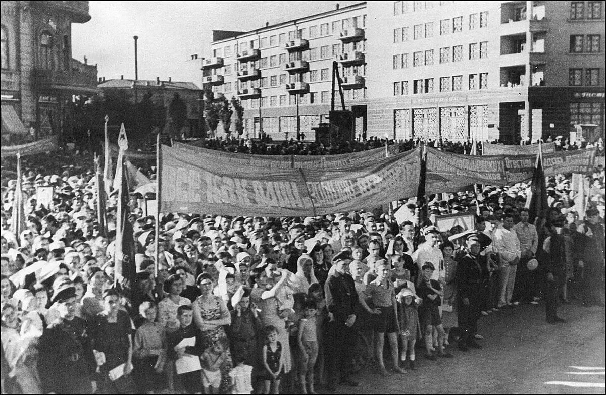 Митинг 22 июня 1941 года начало Великой Отечественной войны. Митинг в Сталинграде 1941. 22 Июня 1941 Сталинградская. Митинг в Тюмени 1941. 22 23 июня 1941