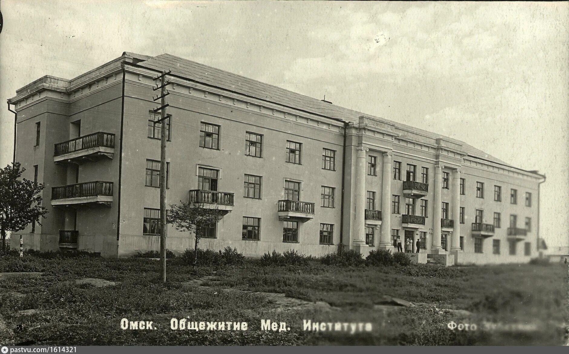 Общежитие 50 годов. Общежитие СИБАДИ Омск. Медицинский институт Омск 1920 год. Омский педагогический институт 1940 год. Автодорожный институт Омск.