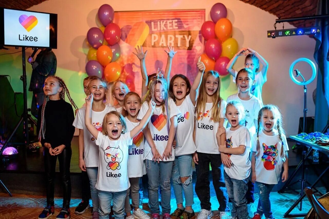 Город энгельс покровский парк. Энгельс парк фонтан. Аквапарк радужный череповец официальный сайт. Городской парк энгельс. Куда сходить в энгельсе с ребенком.