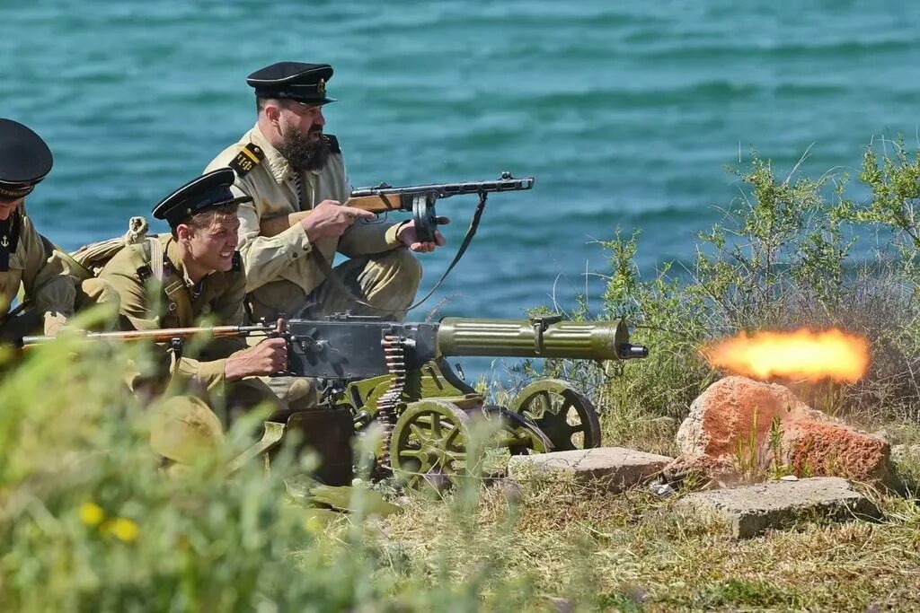 Высадка в севастополе. Константиновский морской исторический фестиваль. Реконструкторы Севастополь. Константиновский морской исторический фестиваль оружие Победы. Высадка десанта реконструкция.