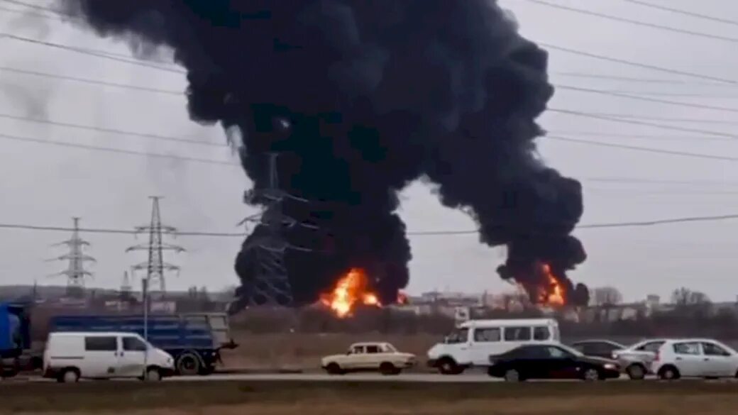 Удар по нефтебазе сегодня. Белгород Нефтебаза взрыв. Пожар на нефтебазе в Белгороде. Пожар нефтебазы в Белгороде 2022. Пожары и взрывы.