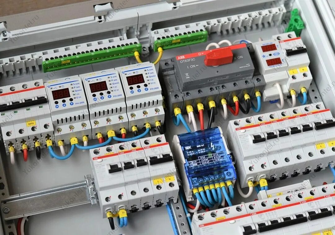 Щит 380 квартирный на Schneider Electric. Электрощит IEK Pro. Электрощит на 96 модулей навесной. Распределительный щит в гараже 380.