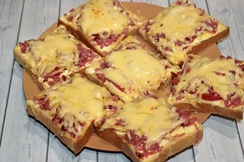 Горячие бутерброды с колбасой и сыром