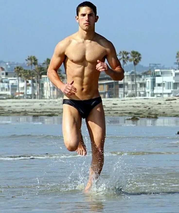 Парни на пляже. Мужчины в плавках. Пляжное тело мужчины. Парень спортсмен. Гол пляж муж
