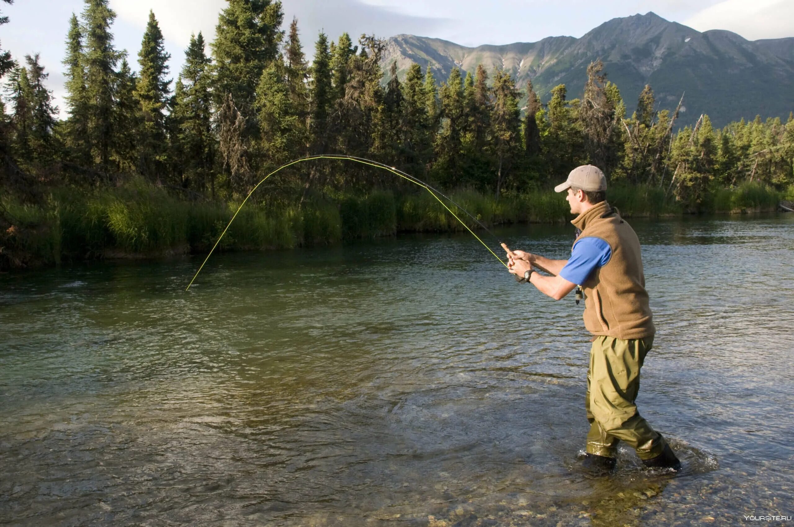 Река тайга рыбалка. Человек рыбачит. Лето рыбалка. Рыбак с удочкой. Рыбалка на реке.