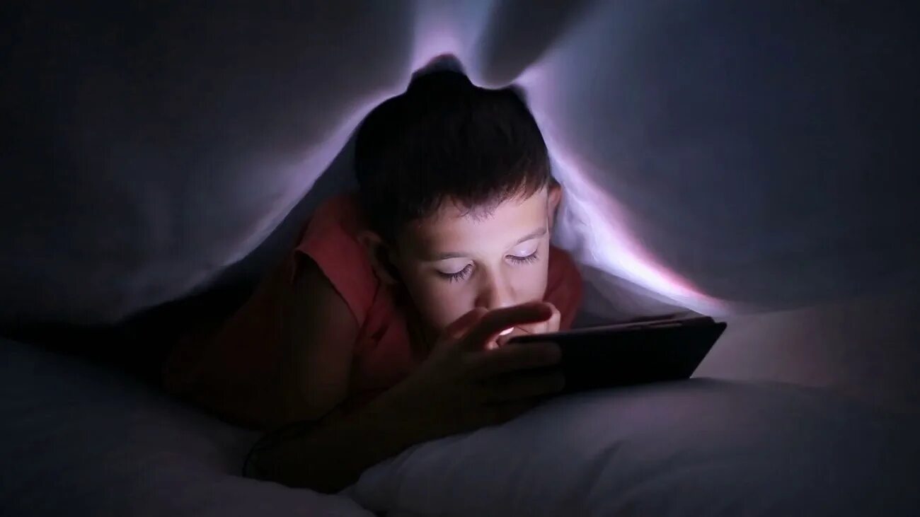 Спящий ребенок. Ребенок не сидит ночью. Малыши и гаджеты. Девочка у окна. Ребенок спит.