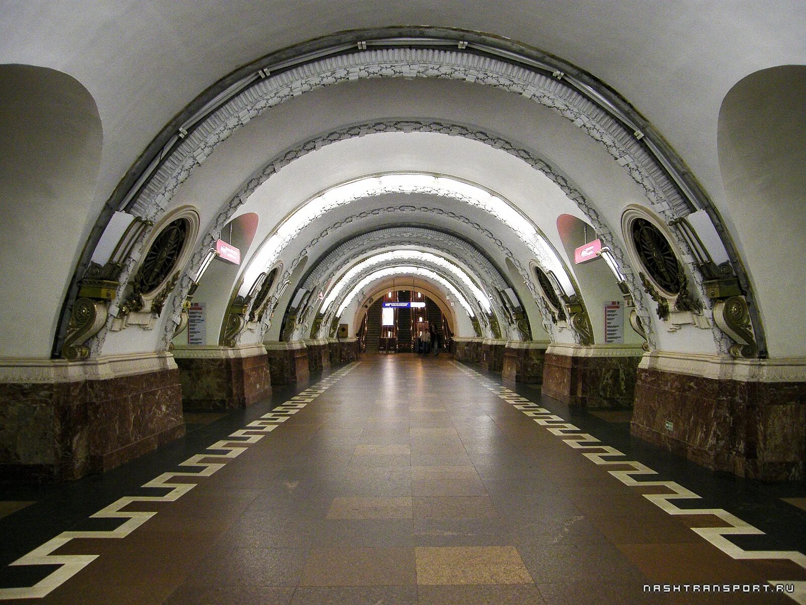 Площадь Восстания Санкт-Петербург метро. Питер метро площадь Восстания. Станция площадь Восстания. Станция метро площадь Восстания.