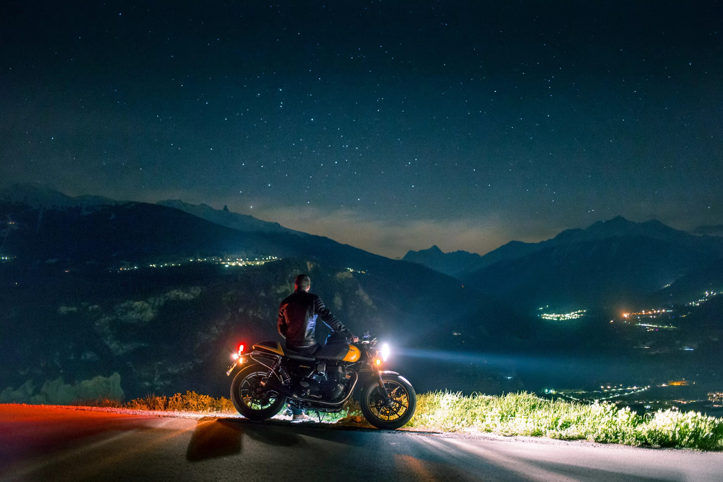 Bike night. Ночной мотоциклист. Мотоцикл. Мотоцикл на фоне ночного города. Пейзаж с мотоциклом.