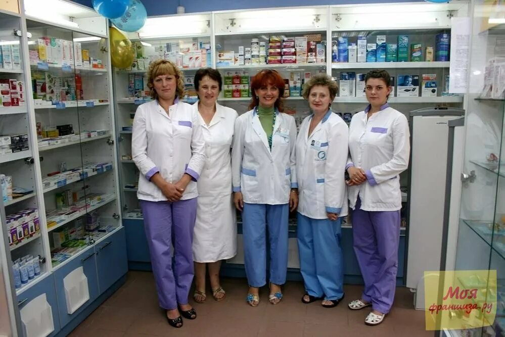 Провизор в аптеке. Сетевые аптеки. Фармацевтический работник. Аптека фармленд фото. Фармацевт в аптеке.