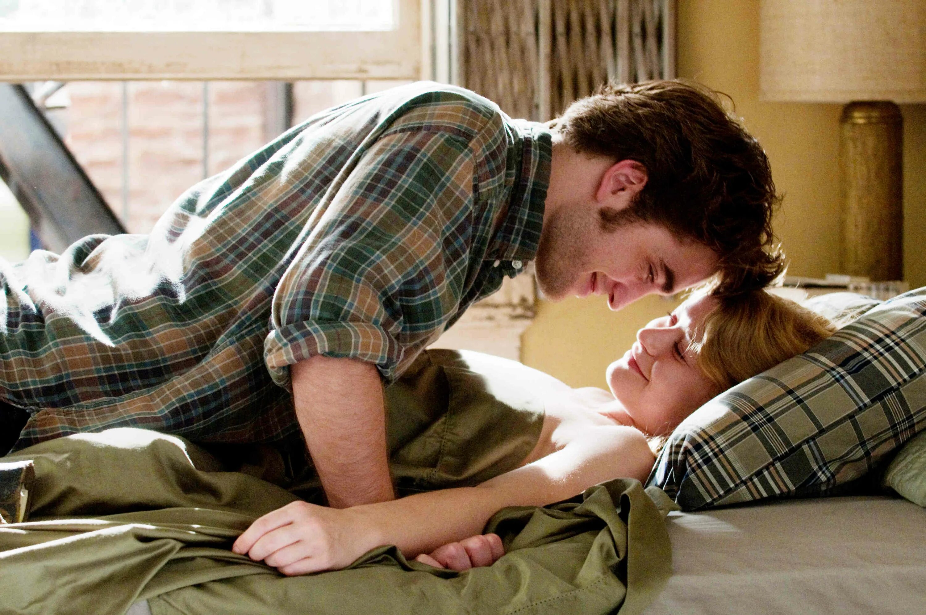 I remember home. Remember me logo. Роберт паттинсон в фильме помни меня. I remember this dream. 3д обои 1метр на 2 метра светящаяся в темноте с богами.