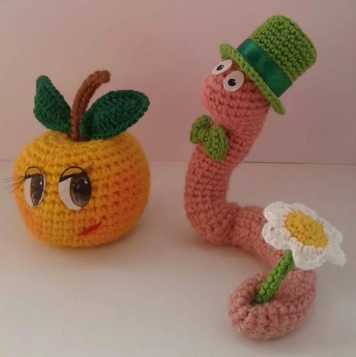 Вязаный книжный червяк. Вязаное яблоко с червяком. Связать червяка. Вязаное яблоко крючком. Червячок на крючке.