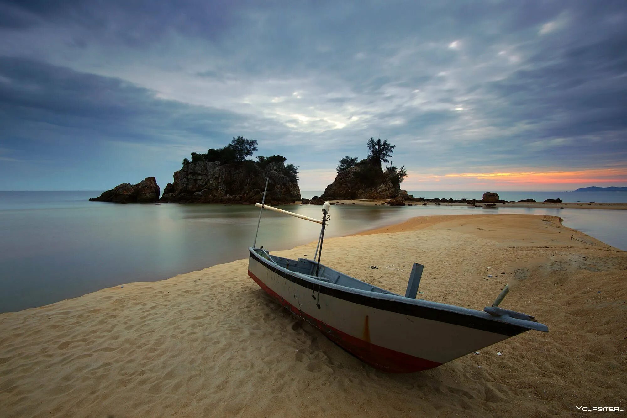 Лагуна пхукет. Лодка в океане. Аутригер лодка. Острова тайланд лодка. Лодка на воде.