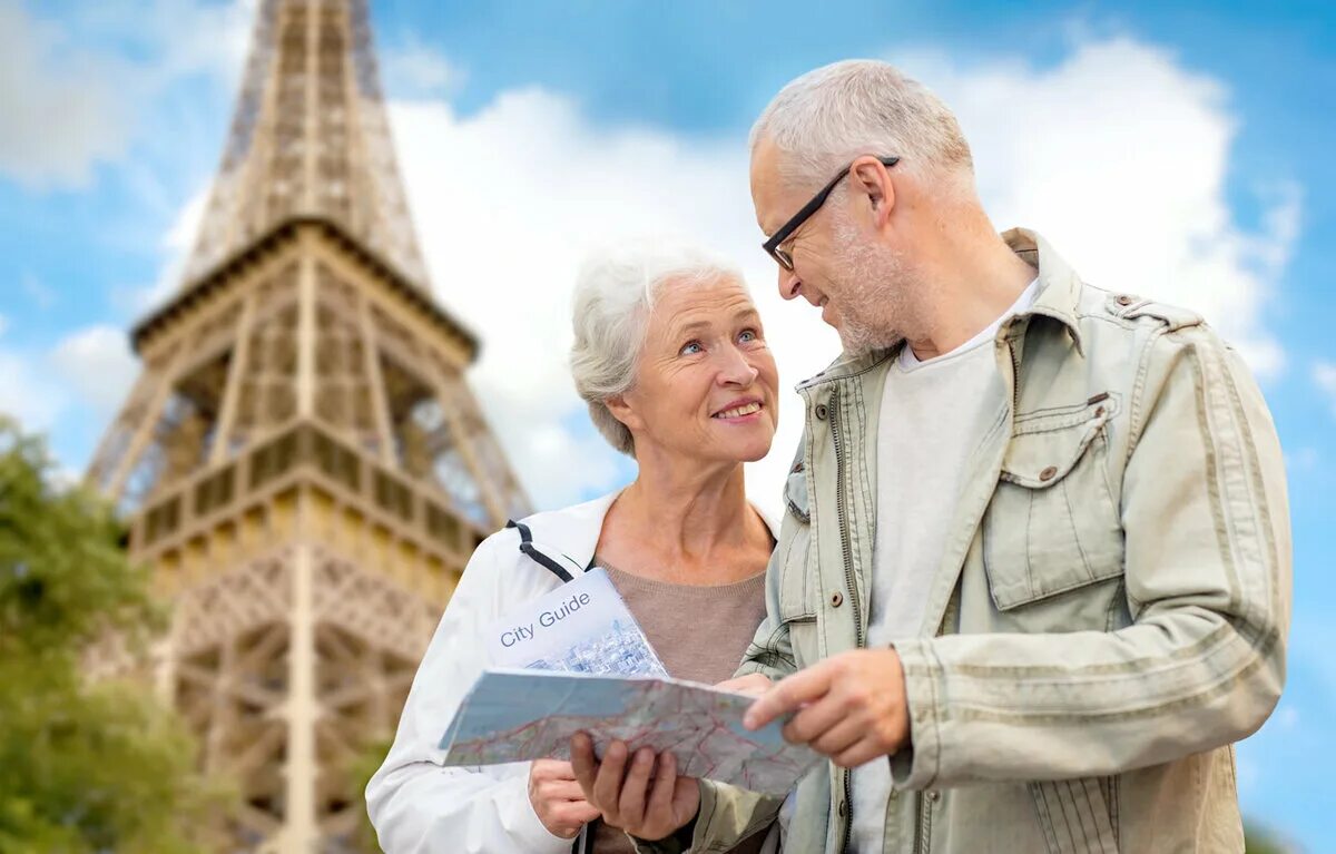 Лицами проживающих. Пожилые люди путешествуют. Пенсионеры во Франции. Путешествие пожилых людей. Счастливые пенсионеры путешествуют.