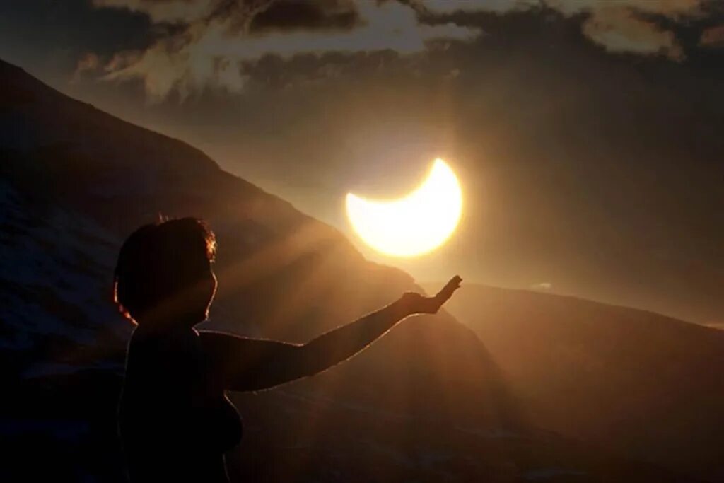 влияние лунного затмения на человека. наблюдение лунного затмения. влияние лунных и солнечных затмений на человека. люди и солнечное затмение. солнце и луна.