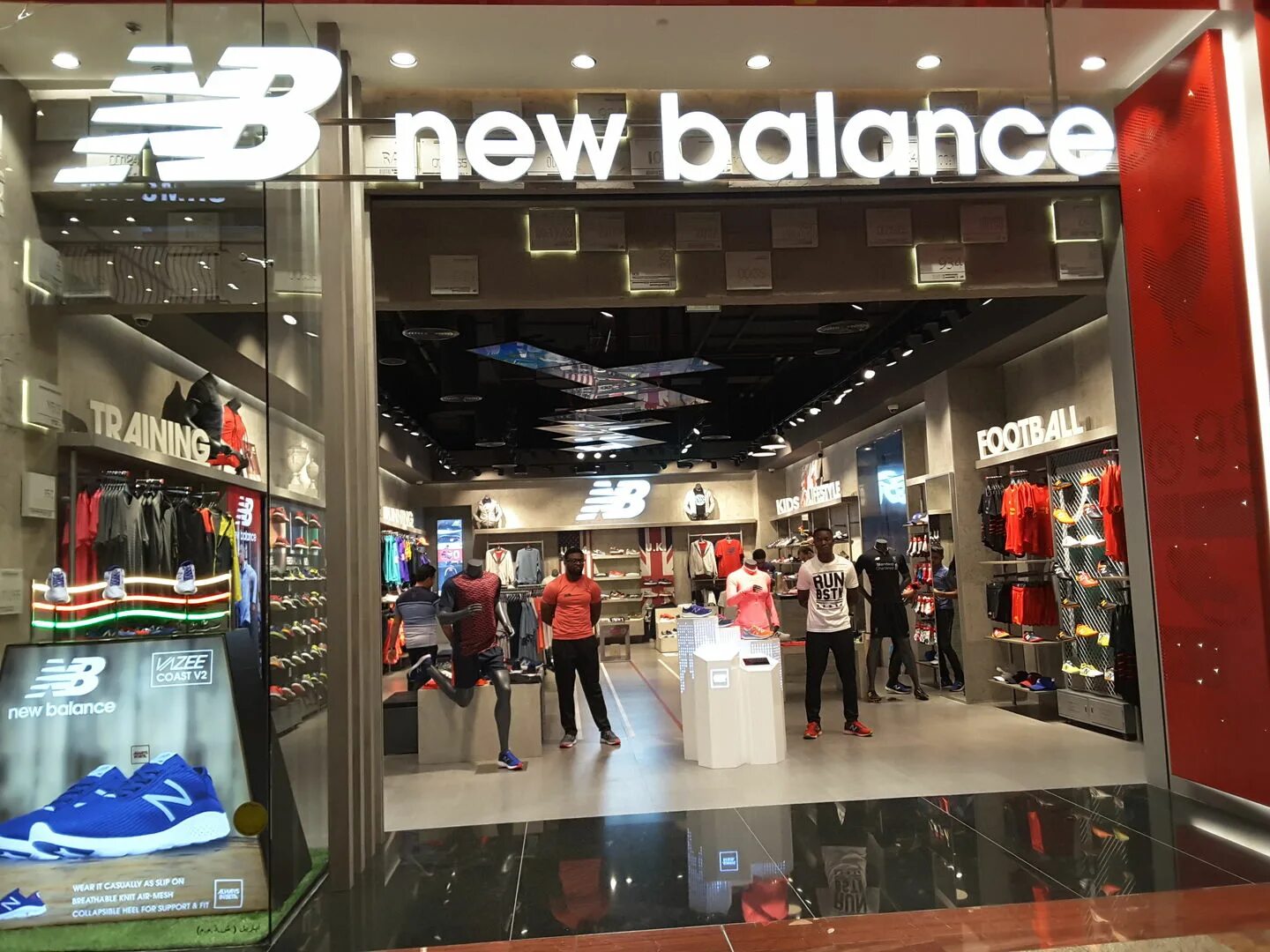 New balance дубай. Нью бэланс Дубай. Нью баланс в Дубае Молл. Магазины New Balance в Дубай. New Balance магазин.