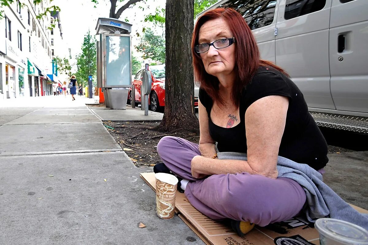 Homeless women. Женщина бродяжка.