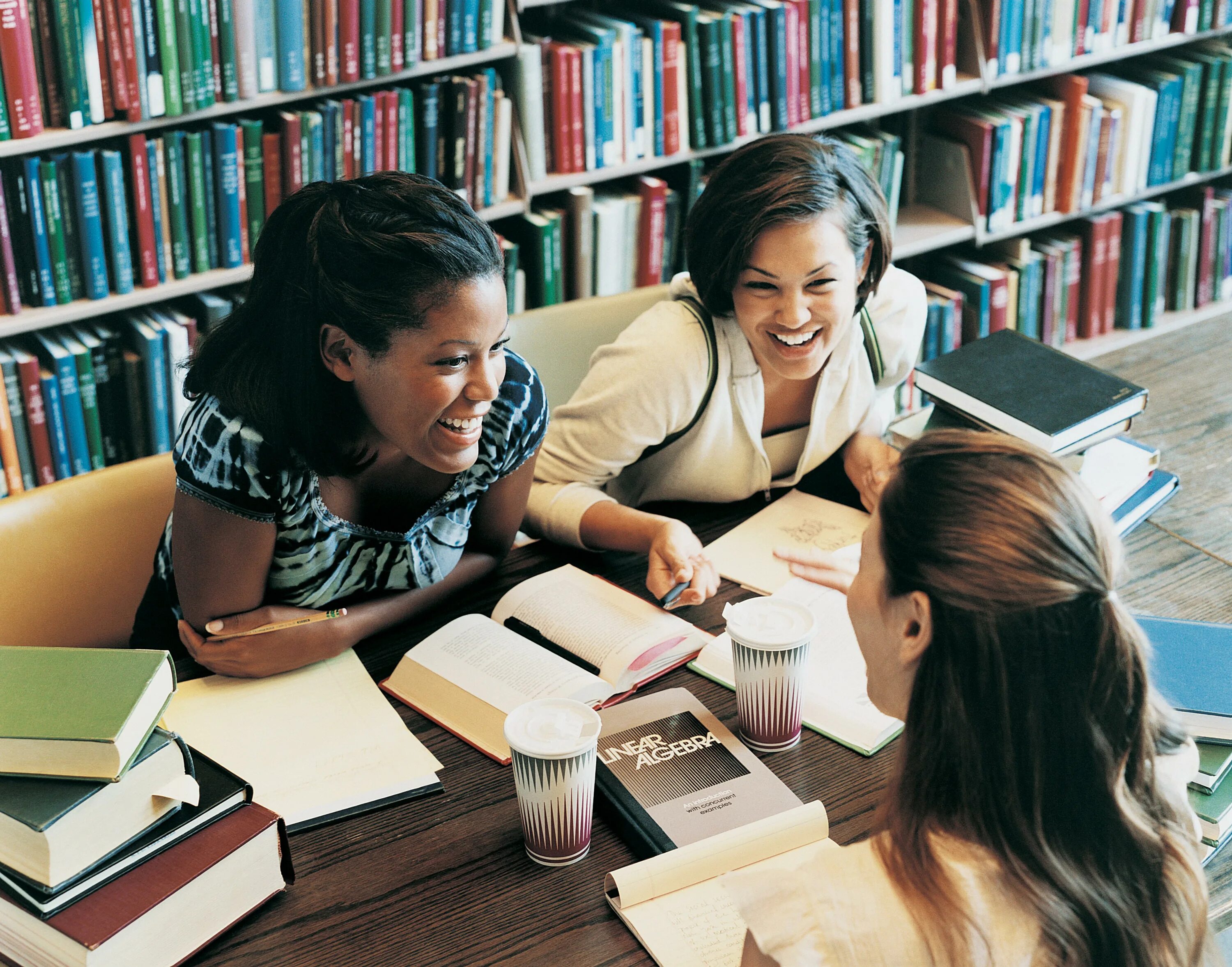 Students many books. Английский язык карьера. Международное образование. Разговорный клуб. Внеаудиторные занятия это.