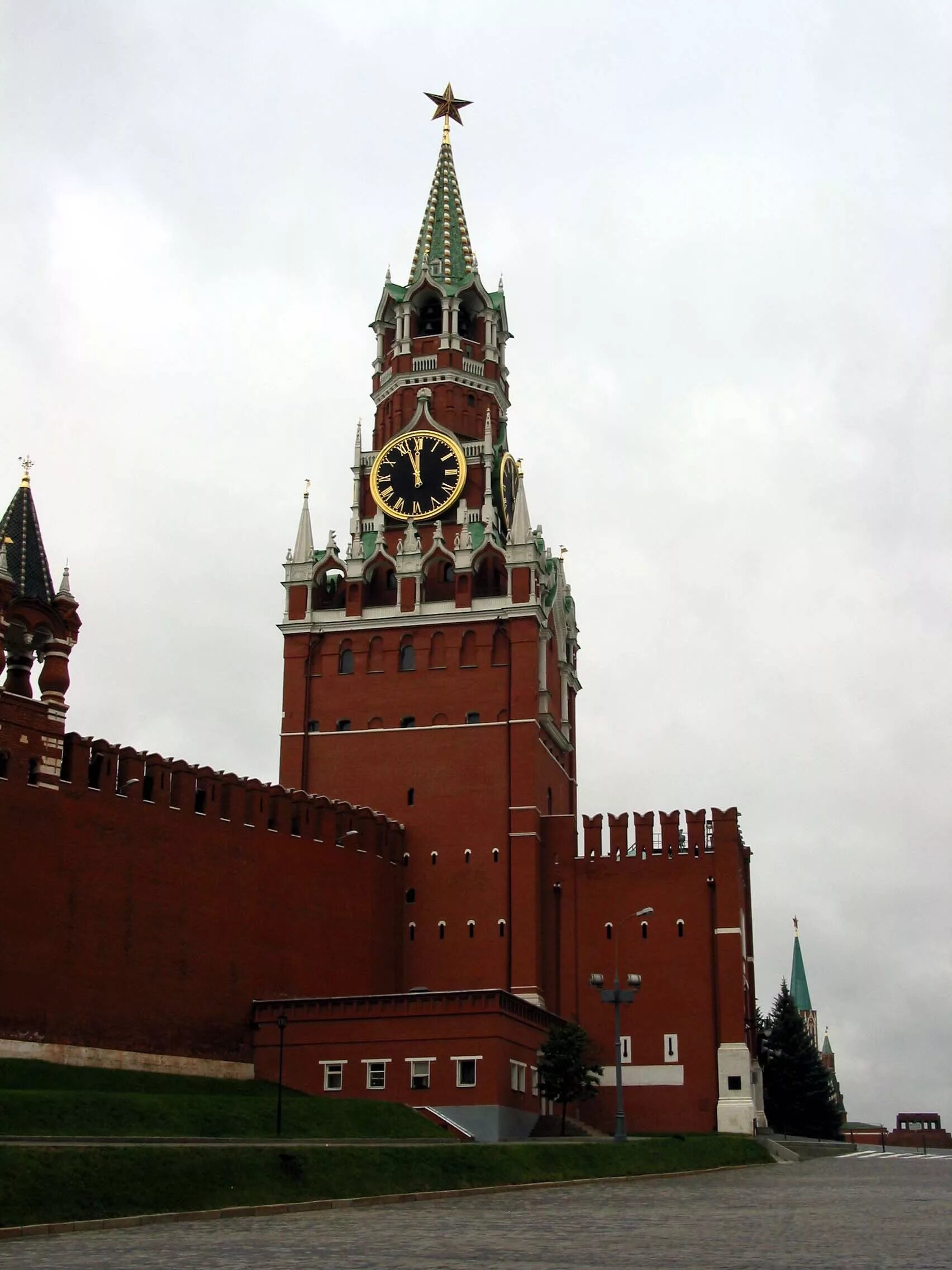 Кремль Москва 2005. Spasskaya Tower. Спасская башня Кремля. Московский Кремль и красная площадь.