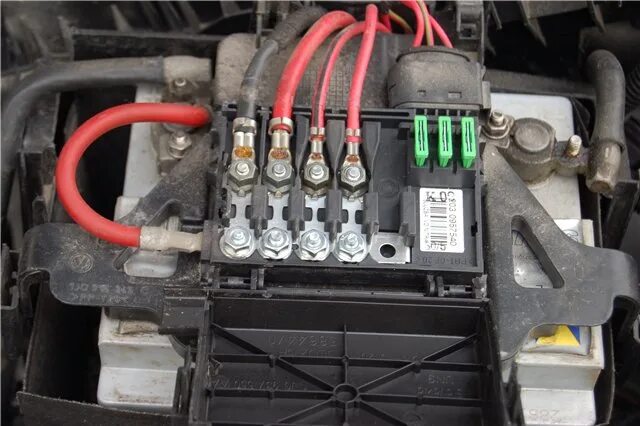 Блок аккумулятора шкода. Кронштейн предохранителей над акб гольф 4. Клемма акб октавия тур 1. 8. Блок предохранителей акб шкода октавия.